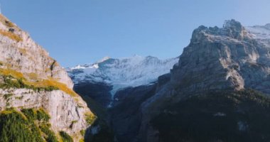 İsviçre 'nin Grindelwald Vadisi' ndeki güzel İsviçre doğasının hava manzarası, İsviçre 'nin Jungfrau bölgesindeki Alpler' de gün batımı, ünlü İsviçre turizm beldesi.