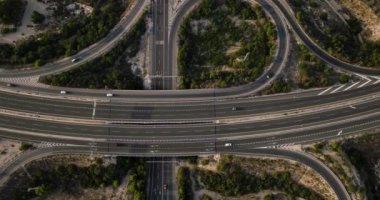 Hareket halindeki arabalarla kavşağın üst tarafı. Yol kavşağı ya da otoyol kavşağı yoğun şehir trafiği yolda hız yapıyor