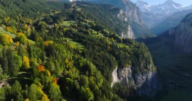 İsviçre 'nin Lauterbrunnen Vadisi' ndeki güzel İsviçre doğasının hava manzarası, İsviçre Alpleri 'nde Jungfrau Bölgesi' nde gün batımı, ünlü İsviçre turizm beldesi.
