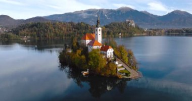 Bled Gölü 'nün ve ortasındaki Slovenya adasının havadan görünüşü. Mary 'nin Göldeki Hacı Kilisesi Bled.