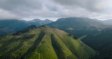 Yazın güzel dağ manzarası, bulutlu gökyüzü, orman ve kayalar. Zakopane, Tatra dağları, Polonya