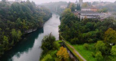 Milan ve Bergamo arasındaki kırsal alanın havadan görüntüsü. Adda Nehri, köprü, küçük kasabadaki eski binalar, kırmızı çatılar, sisli bir günde ağaçlar. Lombardy, İtalya.