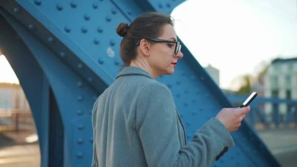 Kaukaska Bizneswoman Płaszczu Chodząca Mieście Wczesnym Rankiem Korzystająca Smartfona Tramwaj — Wideo stockowe