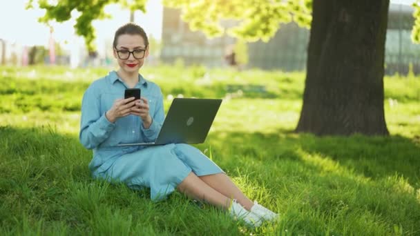 Mujer Usando Smartphone Mientras Está Sentado Parque Después Terminar Trabajo — Vídeos de Stock