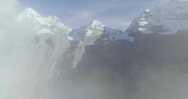 Vista Aérea Los Picos Rocosos Los Alpes Suizos Con Nubes — Vídeo de stock