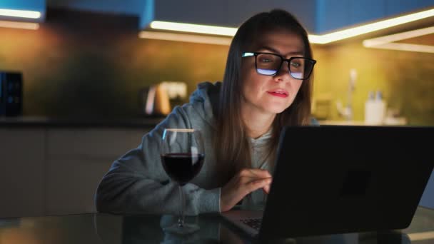 Woman Glasses Sitting Kitchen Working Laptop Night Texting Someone Glass — Video Stock