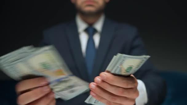 Formálně Oblečený Muž Počítající Dolarové Bankovky Detailní Záběr Koncept Investic — Stock video