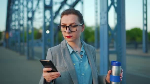 Biała Bizneswoman Płaszczu Spacerująca Mieście Wczesnym Rankiem Pijąca Kawę Używająca — Wideo stockowe