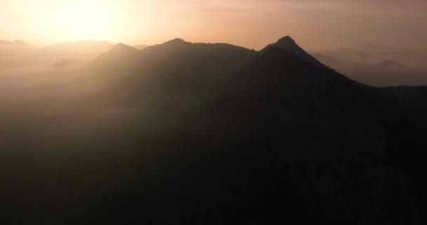 Vista Aérea Silueta Las Montañas Sobre Fondo Del Sol Poniente — Vídeos de Stock