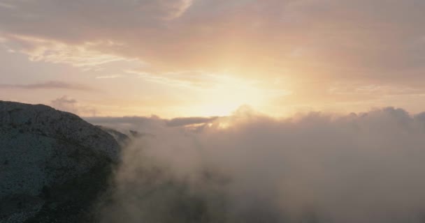 Luftaufnahme Der Berglandschaft Auf Wolkenhöhe Silhouette Der Berge Vor Dem — Stockvideo