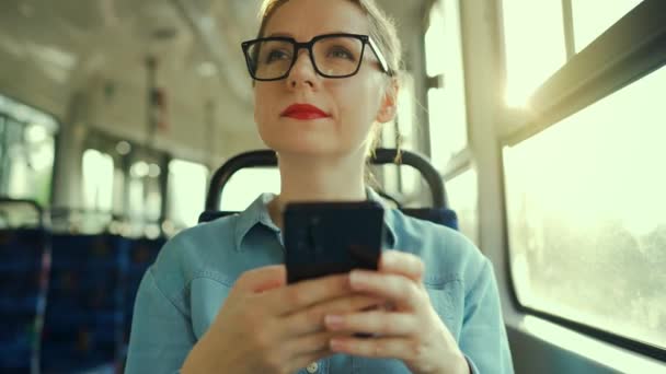 Kollektivtrafik Kvinna Glasögon Spårvagn Med Hjälp Smartphone Chatta Och Sms — Stockvideo