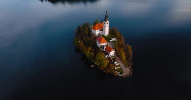 Vista Aérea Del Lago Bled Isla Medio Eslovenia Iglesia Peregrinación — Vídeos de Stock