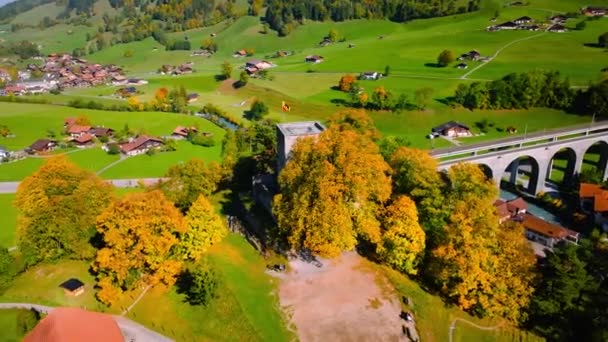 Uitzicht Vanuit Lucht Prachtige Zwitserse Natuur Met Spoorbrug Dorp Zwitserland — Stockvideo