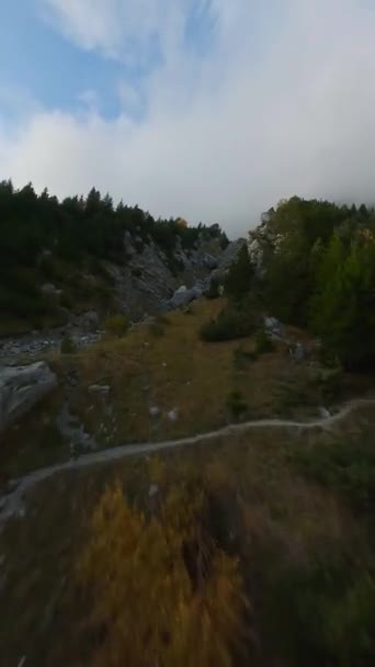 Video Vertikal Penerbangan Fpv Dapat Digerakkan Atas Pegunungan Tingkat Awan — Stok Video