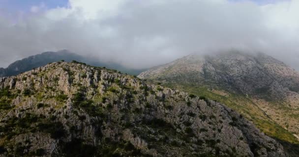 Luftaufnahme Der Schönen Felsigen Berglandschaft Sommer Bewölkter Himmel Spanien — Stockvideo