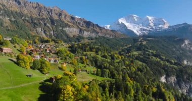 İsviçre 'nin Lauterbrunnen Vadisi' ndeki güzel İsviçre doğasının hava manzarası, İsviçre Alpleri 'nde Jungfrau Bölgesi' nde gün batımı, ünlü İsviçre turizm beldesi.