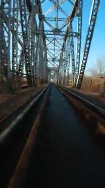 Dikey video. Demiryolu köprüsünden hızlı uçuş. FPV Drone 'da çekiliyor.