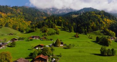 İsviçre 'nin güzel doğası ve köyünün havadan görünüşü, ünlü İsviçre turizm merkezi..