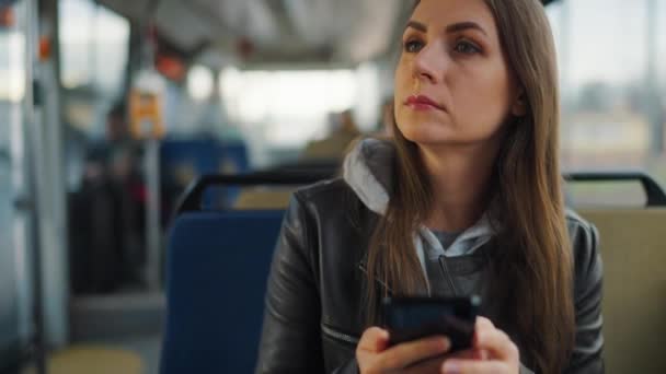 公共交通 女人用智能手机和朋友聊天和发短信 慢动作城市 — 图库视频影像