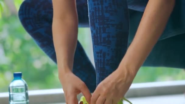 Mujer Atando Cordones Zapatillas Deporte Que Van Entrenar Trotar Cerca — Vídeos de Stock