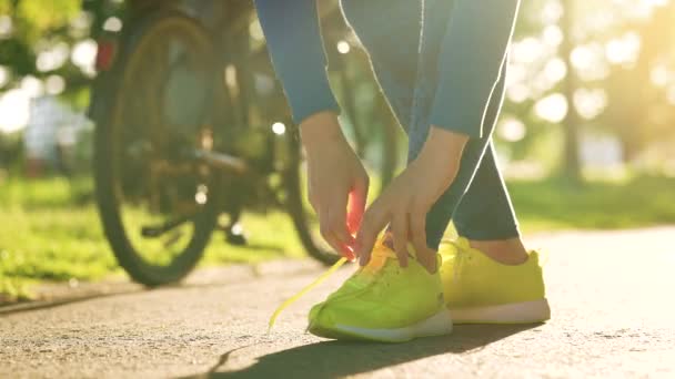 Vrouw Veters Strikken Tijdens Het Joggen Lopen Bij Zonsondergang Close — Stockvideo