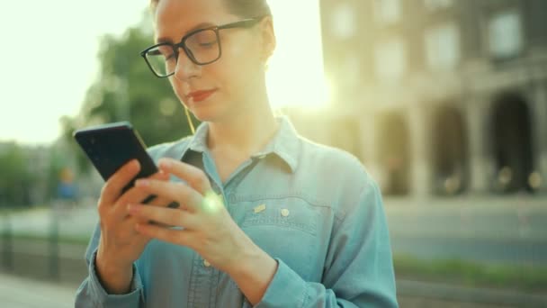 Frau Benutzt Smartphone Während Sie Bei Sonnenuntergang Freien Steht Kommunikation — Stockvideo