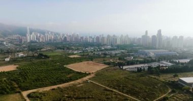 İspanya 'nın Alicante ilindeki Benidorm kentinin gökdelenleri kasvetli bir günde görülüyor..