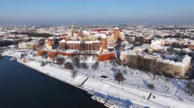 Wawel Kraliyet Kalesi 'nin kışın kar ve Vistula nehri ile kaplı havadan hipervane hızı. Güneşli soğuk bir gün. Krakow, Polonya