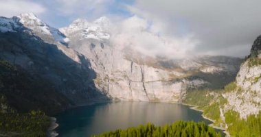 Bir sonbahar günü Bluemlisalp dağıyla Oeschinensee Gölü 'nün hava manzarası. İsviçre Alpleri, Kandersteg. İsviçre.
