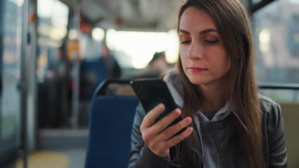 Public Transport Woman Using Smartphone Chatting Texting Friends Slow Motion — Vídeo de stock