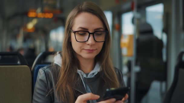 Public Transport Woman Glasses Tram Using Smartphone Chatting Texting Friends — Vídeo de stock