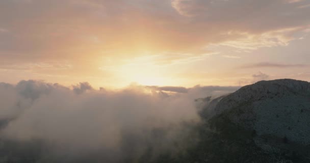 Vista Aérea Del Paisaje Montañoso Nivel Nubes Silueta Montañas Sobre — Vídeos de Stock