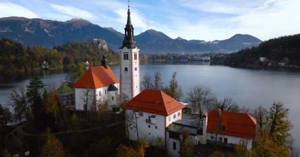 Vista Aérea Lago Bled Ilha Meio Dele Eslovênia Igreja Peregrinação — Vídeo de Stock
