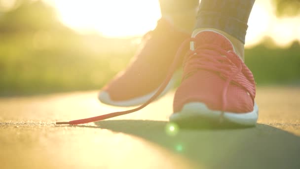 Gün Batımında Koşarken Yürürken Ayakkabı Bağcıklarını Bağlayan Bir Kadın Yaklaş — Stok video