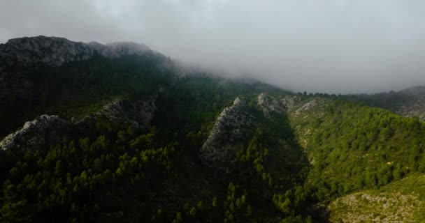 Luftaufnahme Der Schönen Felsigen Berglandschaft Sommer Bewölkter Himmel Spanien — Stockvideo