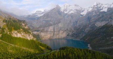 Bir sonbahar günü Bluemlisalp dağıyla Oeschinensee Gölü 'nün hava manzarası. İsviçre Alpleri, Kandersteg. İsviçre.