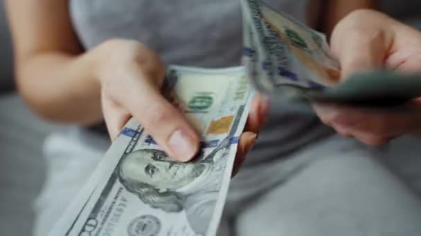 Weibliche Hand Beim Zählen Von Dollar Scheinen Großaufnahme Konzept Der — Stockvideo