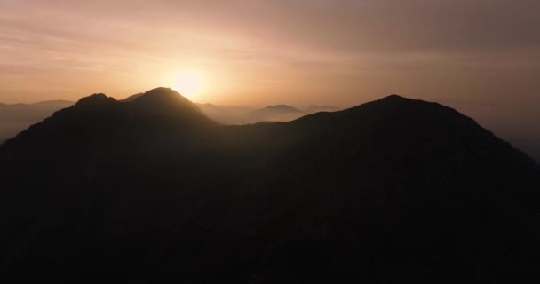 Batan Güneşin Arka Planına Karşı Dağların Siluetinin Havadan Görünüşü Spanya — Stok video