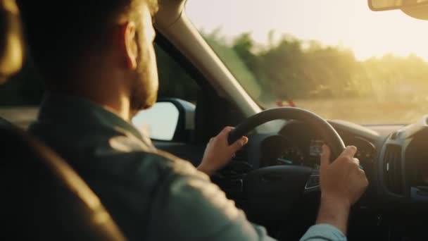 Adam Yol Boyunca Araba Sürüyor Batan Güneş Camda Parlıyor Sürücülerin — Stok video