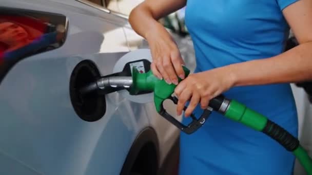 Betesz Egy Üzemanyag Pisztolyt Egy Benzintartályba Hogy Tankoljon Benzinárak Emelkedésének — Stock videók
