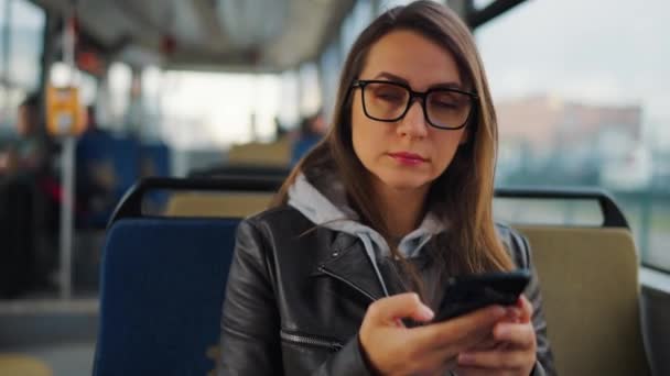 Öffentliche Verkehrsmittel Frau Mit Brille Der Straßenbahn Mit Smartphone Chat — Stockvideo