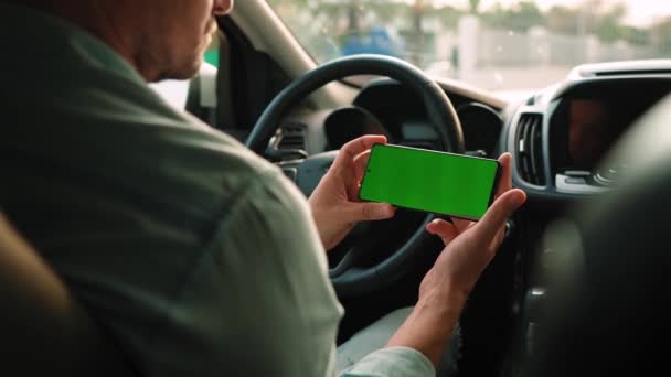 Männlicher Fahrer Mit Smartphone Auto Chromakey Smartphone Mit Grünem Bildschirm — Stockvideo