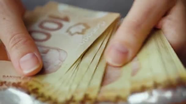 Vrouwelijke Handen Tellen Canadese Dollar Biljetten Close Begrip Investering Succes — Stockvideo