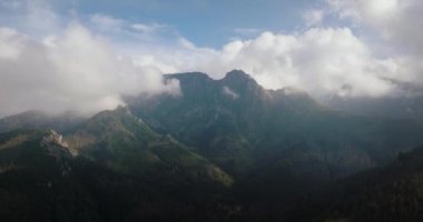 Yazın güzel dağ manzarası, bulutlu gökyüzü, orman ve kayalar. Zakopane, Tatra dağları, Polonya