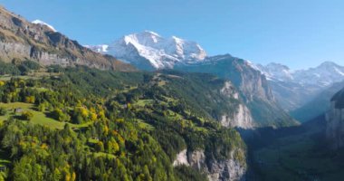 İsviçre 'nin Lauterbrunnen Vadisi' ndeki güzel İsviçre doğasının hava manzarası, İsviçre Alpleri 'nde Jungfrau Bölgesi' nde gün batımı, ünlü İsviçre turizm beldesi.