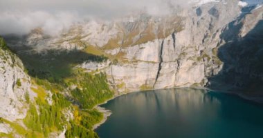 Bir sonbahar günü Bluemlisalp dağıyla Oeschinensee Gölü 'nün hava manzarası. İsviçre Alpleri, Kandersteg. İsviçre.
