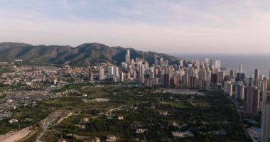 İspanya 'nın Alicante ilindeki Benidorm kentinin gökdelenleri kasvetli bir günde görülüyor..