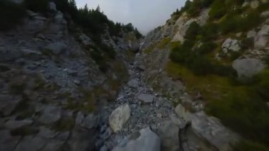 İsviçre Alpleri 'nde bulutlu bir sonbahar gününde FPV dağlık bir alanda manevra yapabilir. Kandersteg, İsviçre.