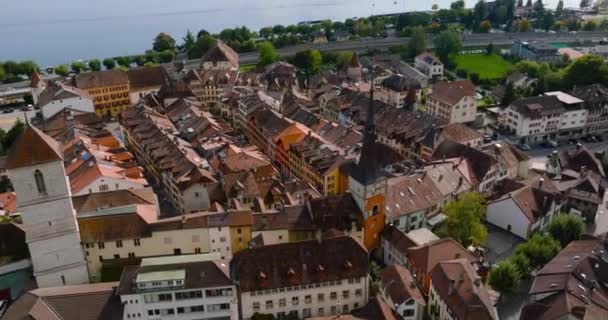 Luftaufnahme Der Stadt Neuveville Ufer Des Bielersees Schweiz Altbauten Mit — Stockvideo