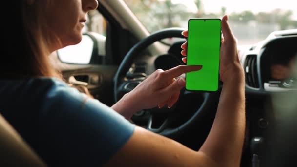 Fahrerin Mit Smartphone Auto Chromakey Smartphone Mit Grünem Bildschirm Autonavigation — Stockvideo
